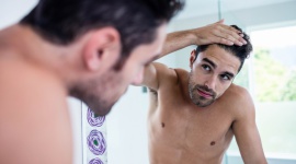 Polacy tracąc włosy tracą głowę Psychologia, LIFESTYLE - Dla ponad 1/3 Polaków pierwsze oznaki łysienia wiążą się poczuciem bezradności. Nieco mniej z nich odczuwa smutek. Rozżalenie, strach i gniew - to kolejne emocje, jakie deklarują łysiejący panowie.