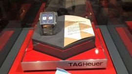 TAG Heuer przedstawia historię zegarków i wyścigów Mężczyzna, LIFESTYLE - TAG Heuer, szwajcarska firma słynąca z luksusowych zegarków, zaprezentowała w Kopenhadze wystawę poświęconą swoim legendarnym produktom i powiązaniom firmy z motorsportem.