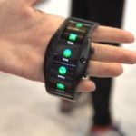 Smartfony w przyszłości mają być noszone na ręku niczym zegarek. Nie będą też korzystać z tradycyjnych kart SIM