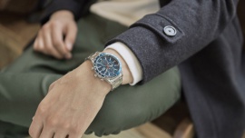 Modny dodatek do jesiennej stylizacji - czyli idealny zegarek Moda, LIFESTYLE - Kiedyś służył tylko do mierzenia czasu, dziś ludzie traktują go jako praktyczną ozdobę nadgarstka. Jest doskonałym uzupełnieniem stylizacji – zarówno tej codziennej, jak i wizytowej.