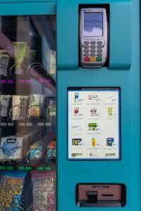 Całodobowy automat oferujący produkty pierwszej potrzeby