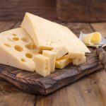 Ile litrów mleka potrzeba, by wyprodukować kilogram żółtego sera? W Tybecie można zjeść ser z mleka jaka, w Azji Środkowej – konia, w Nowej Zelandii – jelenia, a w Andach – alpaki i lamy. Na Bałkanach można skusić się na sery z mleka Międzynarodowy Dzień Sera, 27 marca – wszystko o serze - sprawdź, czego nie wiedziałeś o serze!