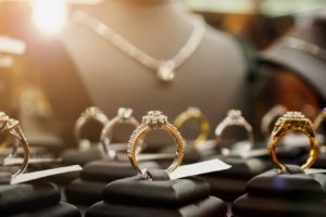 Jubiler online – Coraz większa ilość złota, także biżuterii, jest sprzedawana online