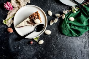 Wielkanocna tradycja z twistem: Sernik podwójnie chałwowy, Tarta z sezamową nutą oraz Mazurek chałwowy