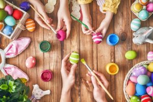 Mazurki, babki, jajka i kolorowe pisanki to synonim nadchodzących dni – Wielkanoc w nowoczesnym stylu, czyli jak przygotować nieco lżejsze święta bez wychodzenia z domu