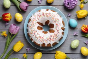 Mazurki, babki, jajka i kolorowe pisanki to synonim nadchodzących dni – Wielkanoc w nowoczesnym stylu, czyli jak przygotować nieco lżejsze święta bez wychodzenia z domu